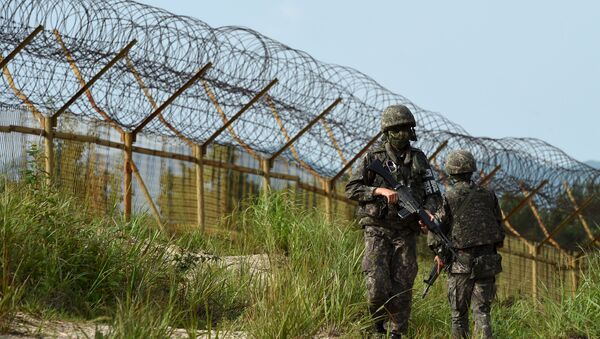 Јужнокорејски војници патролирају у демилитаризованој зони на граници са Северном Корејом - Sputnik Србија
