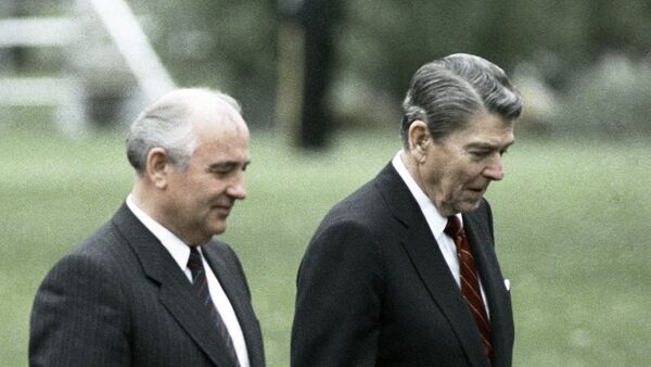 Mihail Gorbačov i Ronald Regan - Sputnik Srbija