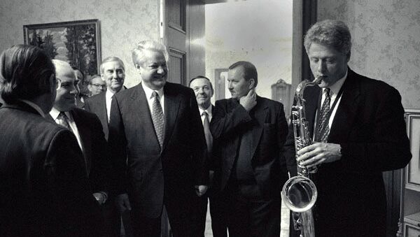 Predesednik SAD Bil Klinton svira saksofon na privatnoj večeri čiji je domaćin bio Predsednik Boris Jeljcin - Sputnik Srbija