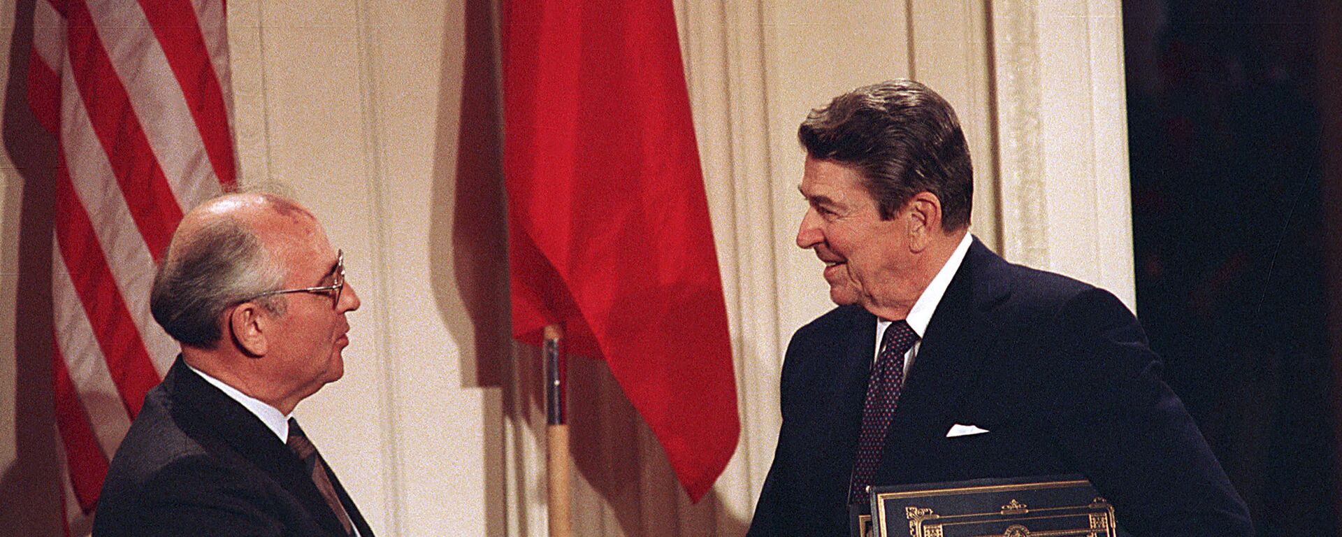 Амерички председник Роналд Реган, десно, рукује се са советскиm лидером Михаилом Горбачовим, 8. децембар 1987 године. - Sputnik Србија, 1920, 31.08.2022