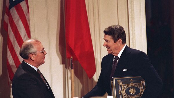 Амерички председник Роналд Реган, десно, рукује се са советскиm лидером Михаилом Горбачовим, 8. децембар 1987 године. - Sputnik Србија