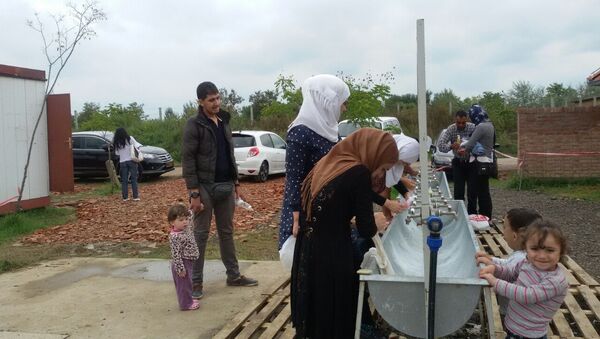 Srpsko-ruski humanitarni centar donirao je šatore, ćebad i mobilni generator, a nemački ASB opremu za higijenu - Sputnik Srbija