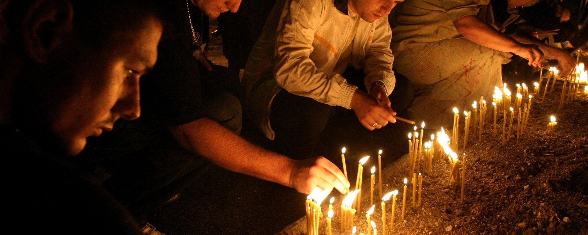 Срби  у Бањалуци пале свеће за годишњицу Олује  - Sputnik Србија, 1920, 04.08.2022