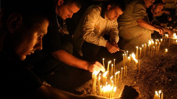 Срби  у Бањалуци пале свеће за годишњицу Олује - Sputnik Србија