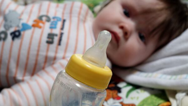Beba čeka mleko - Sputnik Srbija