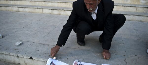 Албанац у Приштини пали свећу за убијене терористе у Куманову. Албанац у Приштини пали свећу за убијене терористе у Куманову. - Sputnik Србија