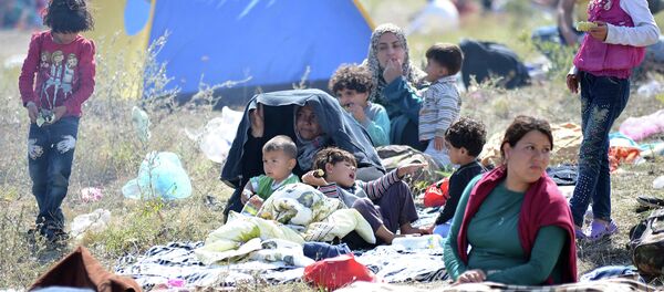 Мигранти на српско-македонској граници у Миратовцу близу Прешева. - Sputnik Србија