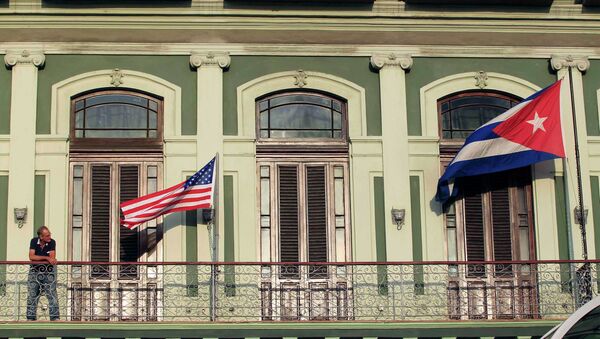 Američka i Kubanska zastava na fasadi hotela u Havani - Sputnik Srbija