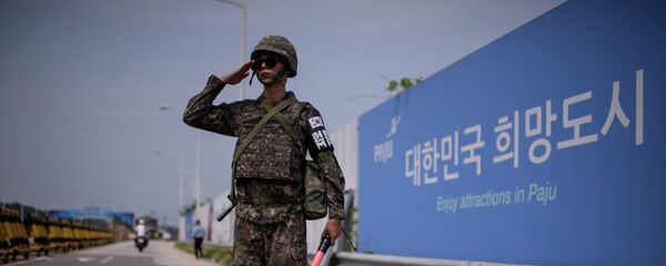 Јужнокорејски војник стоји на мосту који раздваја две Кореје - Sputnik Србија