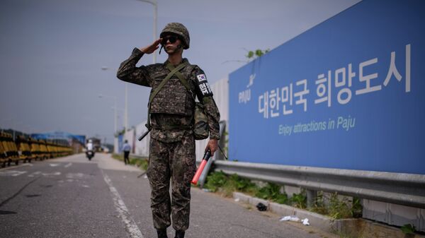 Јужнокорејски војник стоји на мосту који раздваја две Кореје - Sputnik Србија