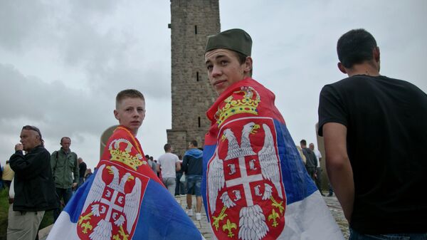 Dečaci na Kosovu sa srpskim zastavama - Sputnik Srbija