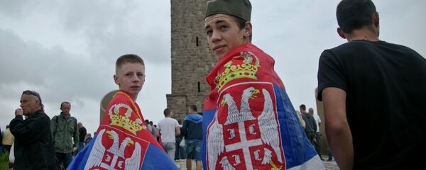 Дечаци на Косову са српским заставама - Sputnik Србија