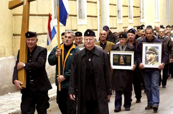 Усташка змија је још ту, прети, сикће и јача: Бивши хрватски председник о Блајбургу Усташка змија је још ту, прети, сикће и јача: Бивши хрватски председник о Блајбургу - Sputnik Србија