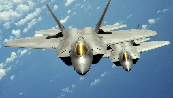 Dva lovca smanjene vidljivosti F-22 „raptor“ - Sputnik Srbija