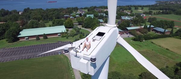 Сунчање на ветрењачи Сунчање на ветрењачи - Sputnik Србија