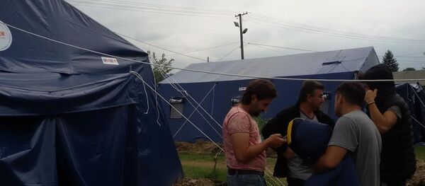 Poslednji dogovor pre polaska: izbeglice iz Sirije svake noći pokušavaju da pređu Mađarsku granicu - Sputnik Srbija