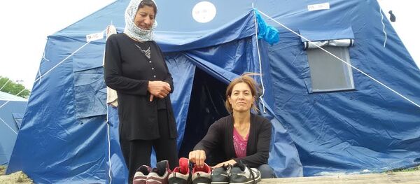 Sirijka Nadia i majka njenog muža proveravaju da li je obuća suva, od čega zavisi polazak na dalje putovanje ka severu Sirijka Nadia i majka njenog muža proveravaju da li je obuća suva, od čega zavisi polazak na dalje putovanje ka severu - Sputnik Srbija