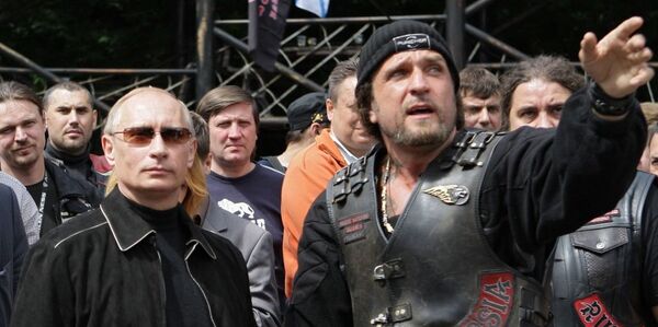 Вођа „Вукова“ Александар Залдостанов и руски председник Владимир Путин - Sputnik Србија