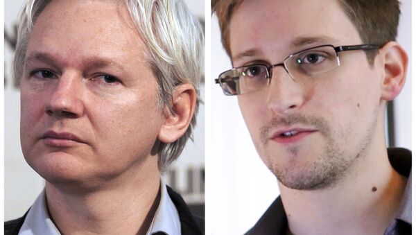 Комбинација направљена 3. јула 2013. приказује архивску фотографију оснивача Викиликса Џулијана Асанжа (лево) од 7. јуна 2013. у Лондону и скриншот бившег америчког агента Државне безбедносне агенције (НСА) Едварда Сноудена направљен 6. јуна 2013. у Хонгконгу - Sputnik Србија
