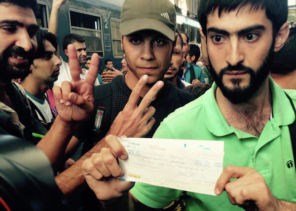 Мигранти са Блиског истока на железничкој станици у Будимпешти Мигранти са Блиског истока на железничкој станици у Будимпешти - Sputnik Србија