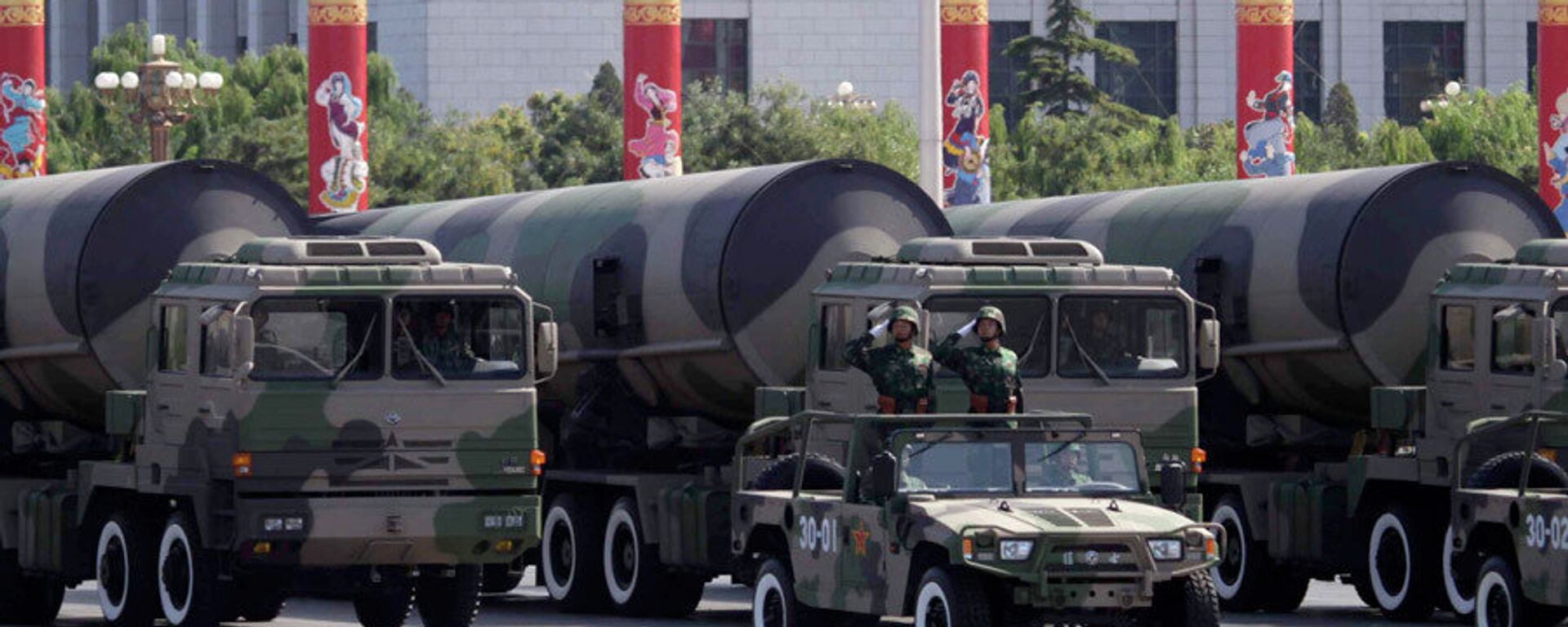 Ракете способне да носе нуклеарно бојево пуњење приказане на војној  паради поводом 60. годишњице оснивања Народне Републике Кине у Пекингу - Sputnik Србија, 1920, 04.11.2021