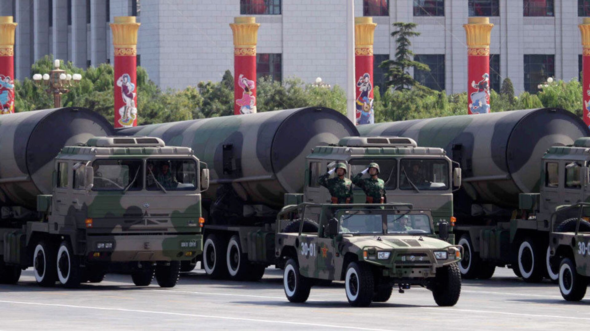 Rakete sposobne da nose nuklearno bojevo punjenje prikazane na vojnoj  paradi povodom 60. godišnjice osnivanja Narodne Republike Kine u Pekingu - Sputnik Srbija, 1920, 04.11.2021