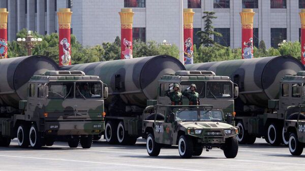 Ракете способне да носе нуклеарно бојево пуњење приказане на војној  паради поводом 60. годишњице оснивања Народне Републике Кине у Пекингу - Sputnik Србија
