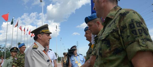Начелник Генералштаба ВС генерал Љубиша Диковић са српским гардистима у Пекингу - Sputnik Србија