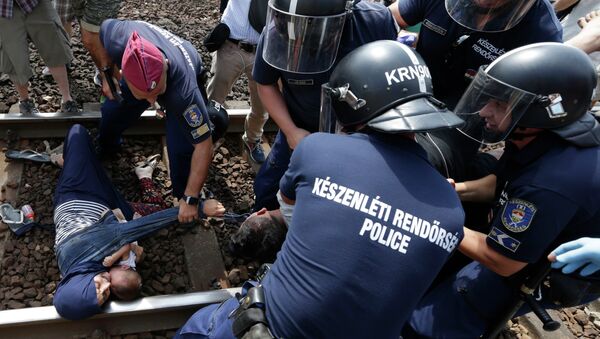 Mađarski policajci pokušavaju da uklone izbeglice sa šina - Sputnik Srbija