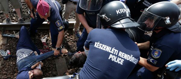Mađarski policajci pokušavaju da uklone izbeglice sa šina - Sputnik Srbija