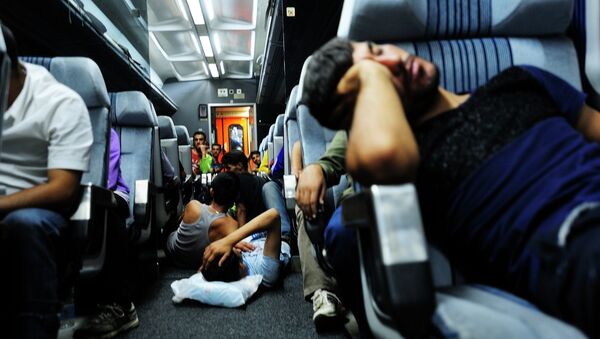 Migranti sa Bliskog istoka u vozu za Budimpeštu na železničkoj stanici u Beogradu - Sputnik Srbija