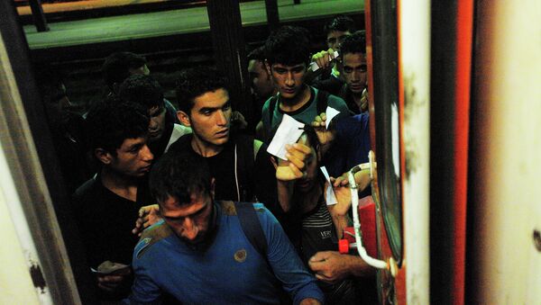 Migranti sa Bliskog istoka ukrcavaju se u voz za Budimpeštu na železničkoj stanici u Beogradu - Sputnik Srbija