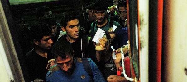 Мигранти са Блиског истока укрцавају се у воз за Будимпешту на железничкој станици у Београду - Sputnik Србија