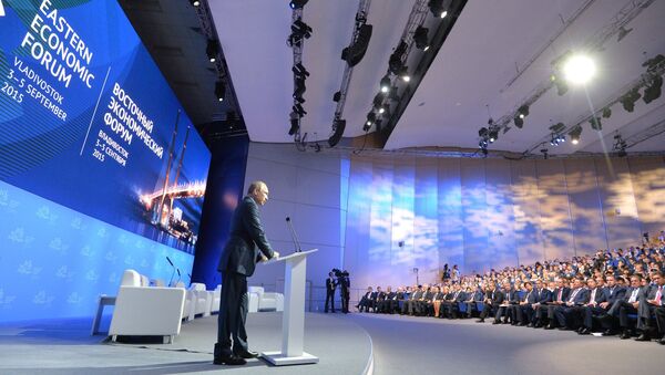 Председник РФ Владимир Путина на Источном економском форуму у Владивостоку, 4. септембра 2015. - Sputnik Србија