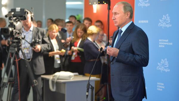 Predsednik RF Vladimir Putina na Istočnom ekonomskom forumu u Vladivostoku, 4. septembra 2015. - Sputnik Srbija