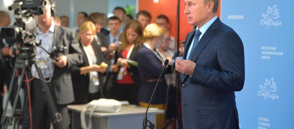Predsednik RF Vladimir Putina na Istočnom ekonomskom forumu u Vladivostoku, 4. septembra 2015. - Sputnik Srbija