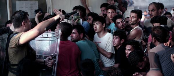 Specijalci potiskuju izbeglice na grčkom ostrvu Lezbos Specijalci potiskuju izbeglice na grčkom ostrvu Lezbos - Sputnik Srbija