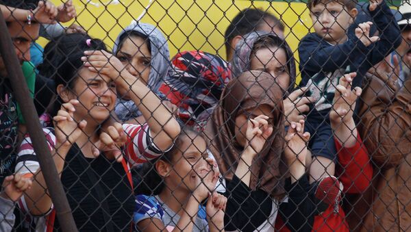 Избеглице иза ограде у прихватном центру у Мађарској - Sputnik Србија