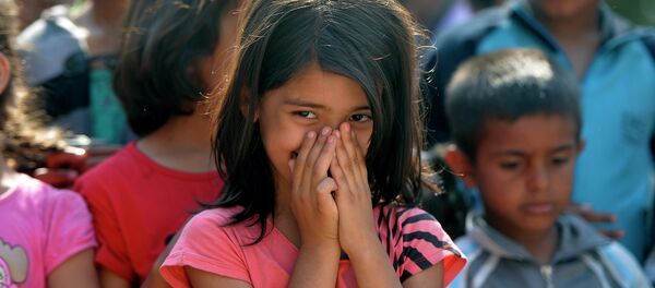 Deca izbeglice u parku kod autobuske stanice u Beogradu Deca izbeglice u parku kod autobuske stanice u Beogradu - Sputnik Srbija