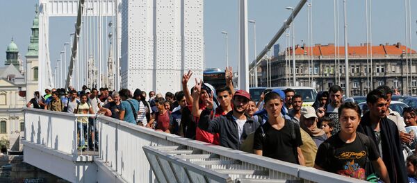 Izbeglice idu peške iz Budimpešte u Beč Izbeglice idu peške iz Budimpešte u Beč - Sputnik Srbija