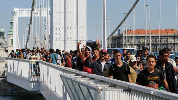 Избеглице иду пешке из Будимпеште у Беч - Sputnik Србија