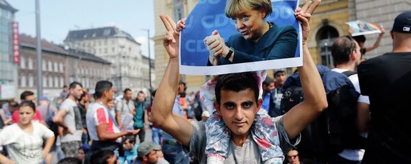 Избеглице у Будимпешти са постерима немачке канцеларке Ангеле Меркел Избеглице у Будимпешти са постерима немачке канцеларке Ангеле Меркел - Sputnik Србија