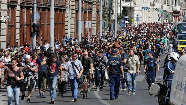 Stotine izbeglica koji se danima nalaze na železničkoj stanici Keleti u Budimpešta krenulo je danas pešice ka Beču.Oni su pešice krenuli ka Austriji pošto su mađarske vlasti obustavile železnički saobraćaj iz Budimpešte ka Zapadnoj Evropi - Sputnik Srbija