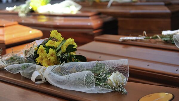 Цвеће на ковчезима 13 миграната који су били међу 800 погинулих у бродолому који се у априлу догодио у Катанији - Sputnik Србија