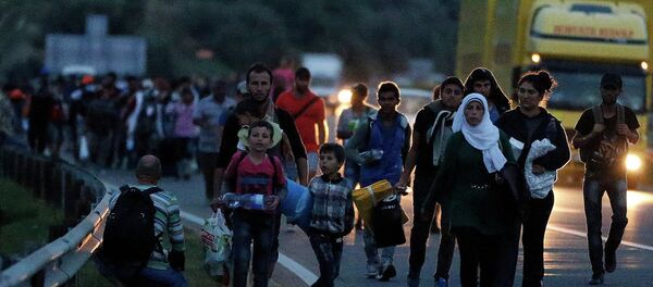 Izbeglice na putu za Beč Izbeglice na putu za Beč - Sputnik Srbija