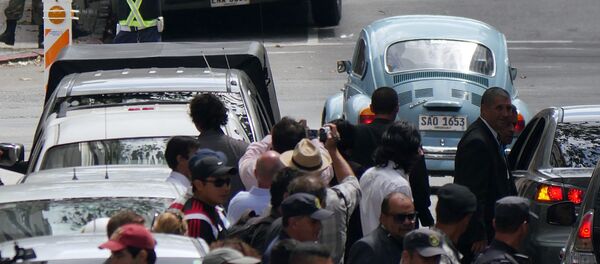 Хосе Мухика у својој надалеко чувеној „буби“ Хосе Мухика у својој надалеко чувеној „буби“ - Sputnik Србија