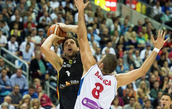 Немања Бјелица чува Дирка Новицког на утакмици Србије и Немачке у другом колу групе Б првенства Европе у кошарци - Sputnik Србија
