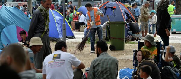 Izbeglice u parku kod Beogradske autobuske stanice - Sputnik Srbija
