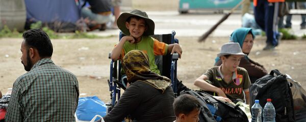 Деца избеглице у парку код Београдске аутобуске станице Деца избеглице у парку код Београдске аутобуске станице - Sputnik Србија