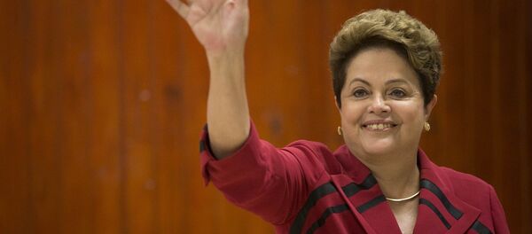 Brazil's President Dilma Rousseff, who is running for re-election with the Workers Party (PT), waves after voting in general elections in Porto Alegre, Brazil, early Sunday, Oct. 5, 2014. Brazil's President Dilma Rousseff, who is running for re-election with the Workers Party (PT), waves after voting in general elections in Porto Alegre, Brazil, early Sunday, Oct. 5, 2014. - Sputnik Србија